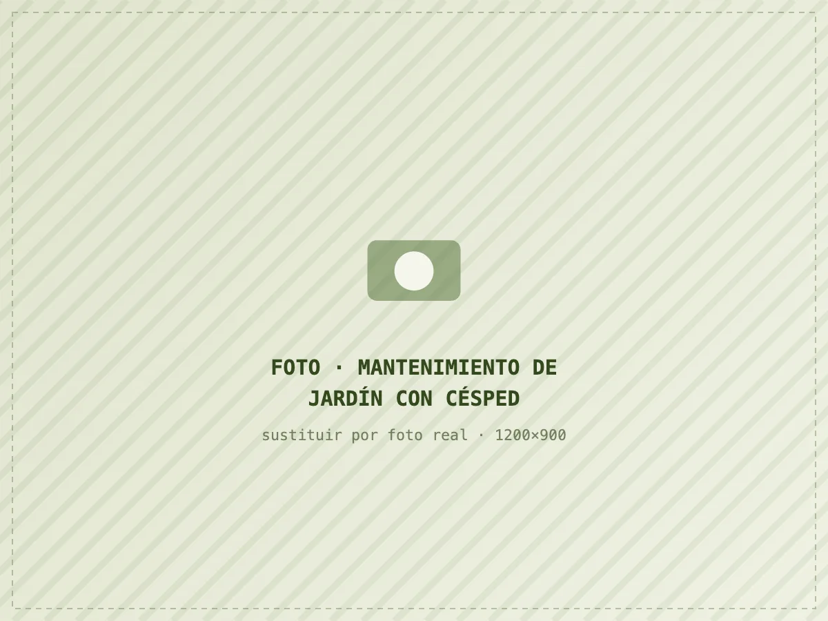 Jardinero segando el césped de un jardín de chalet en Sant Cugat del Vallès